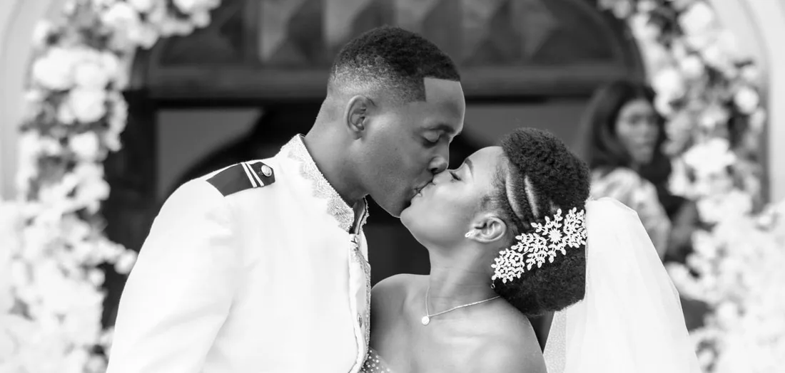 Couverture de livre photo dépliée : une photo de mariés sur l’arrière et l’avant, le titre « Lisa & Noah » et un texte au dos
